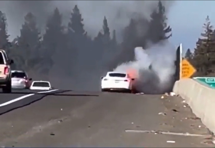 Así se incendia repentinamente este Tesla Model S