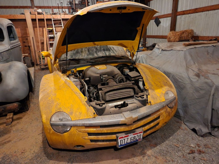 Este Chevrolet SSR de 2005 es el 'barn find' más triste
