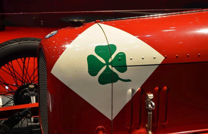 el ‘quadrifoglio verde’ cumple 100 años: más que un símbolo para la casa del biscione