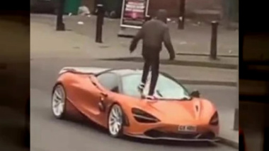 Locura en Londres, un hombre salta al techo de un McLaren 720s de 250.000 euros