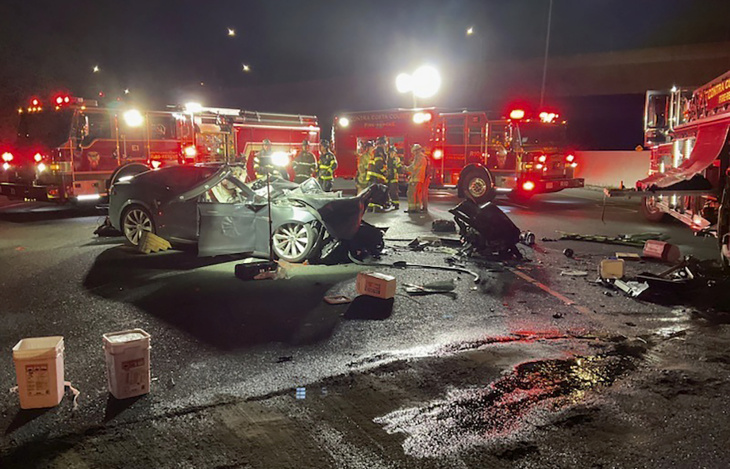 california: muere conductor de tesla en choque en autopista