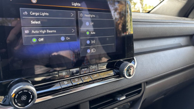 El Chevrolet Colorado 2023 no tiene mando físico de luces y eso es un problema