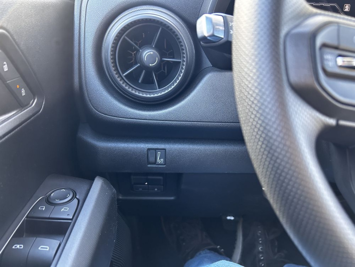 El Chevrolet Colorado 2023 no tiene mando físico de luces y eso es un problema