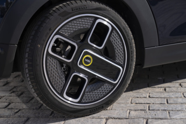 El MINI Cooper SE Cabrio se convierte en el primer coche de serie con llantas de aluminio reciclado