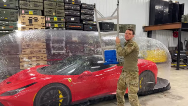 Un loco youtuber intenta destruir sus 400.000 dólares Ferrari F8 Tributo