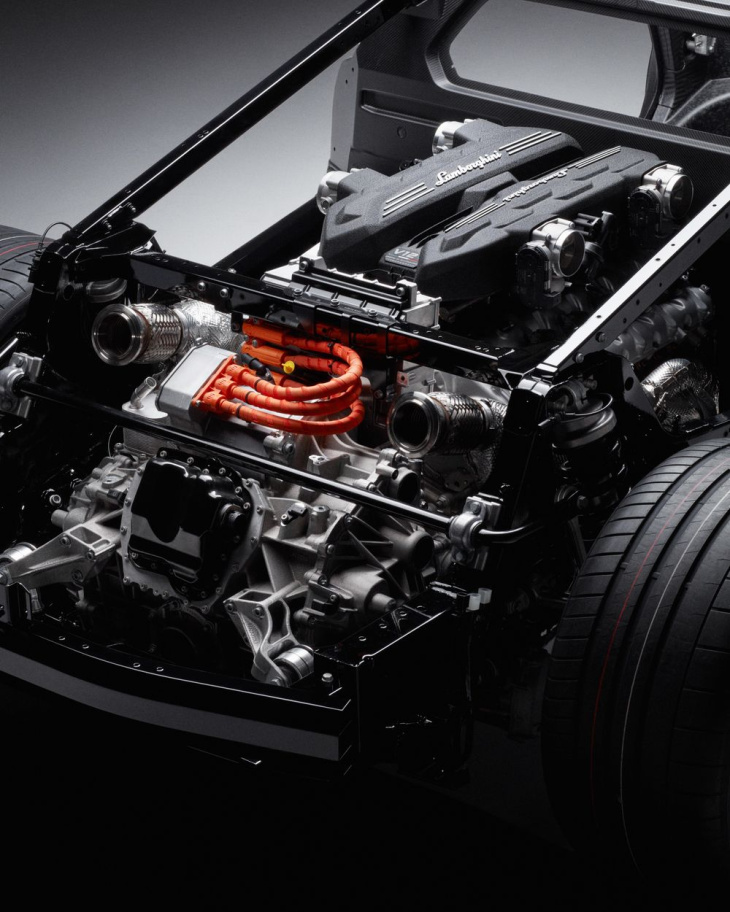 Lamborghini LB744: un V12, tres motores eléctricos y más de 1.000 CV en suma