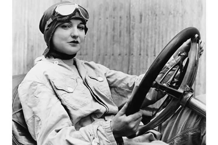 la mujer y los coches, una estrecha relación con más de 100 años