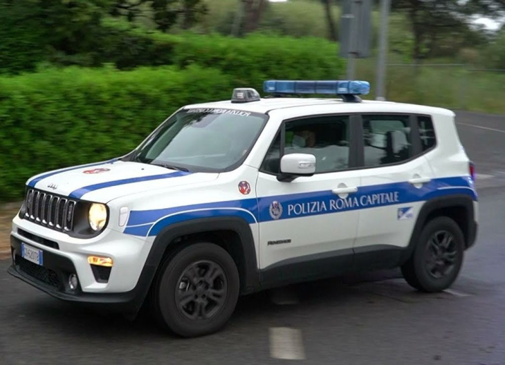 la policía de roma se 'electrifica' con nuevos jeep renegade 4xe