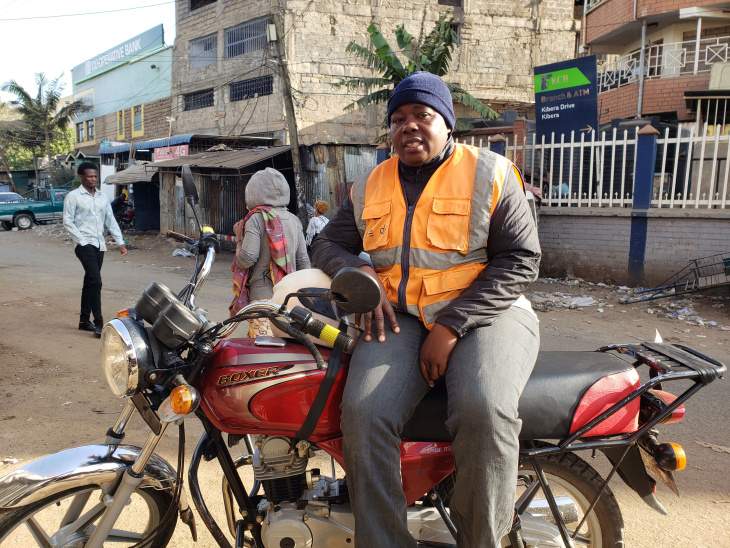 manual de supervivencia de las conductoras de mototaxi en kenia: dos pasajeros máximo, siempre de día y cobro por adelantado