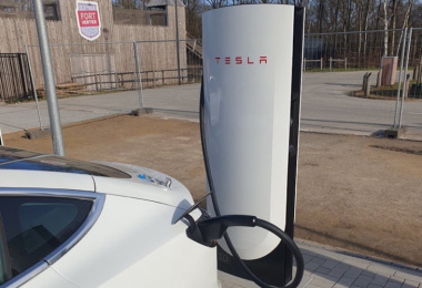 Tesla abre su primera estación de Supercargadores V4 en Europa