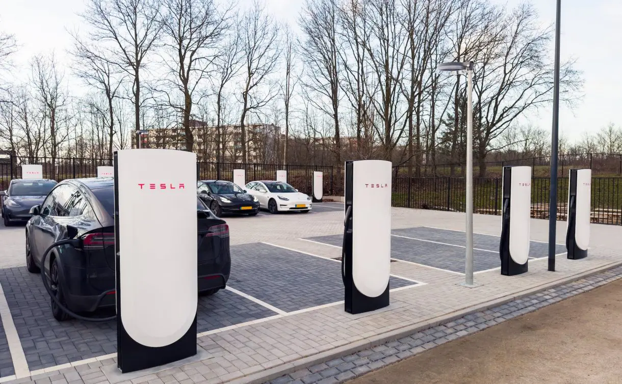 La primera planta de supercargadores V4 de Tesla ya opera en Europa