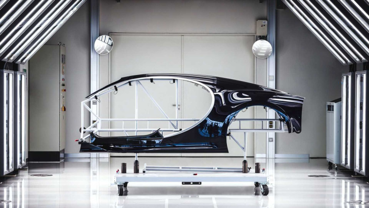 bugatti invierte al menos 600 horas en pintar un coche