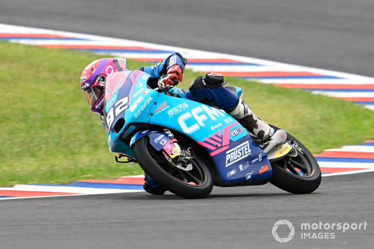 festejo de suzuki en moto3 en una carrera de eliminación en argentina