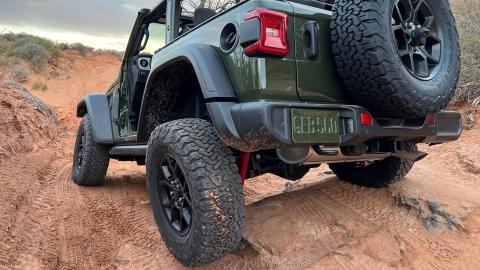 nuevo jeep wrangler 2024: más equipamiento, retoques sutiles y mismas capacidades off-road