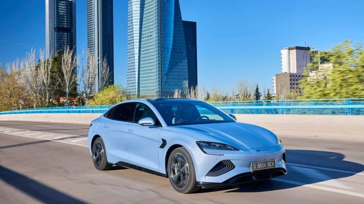 el coche chino que sí puede triunfar en europa es una berlina eléctrica, y quiere ser la peor pesadilla de tesla (+vídeo)