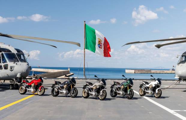 moto guzzi v100 mandello: una roadster para viajar con estilo