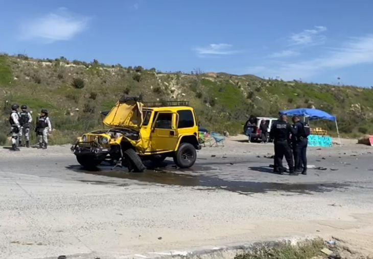 policías enfrentan y detienen joven que robó jeep a pareja de adultos mayores en baja california