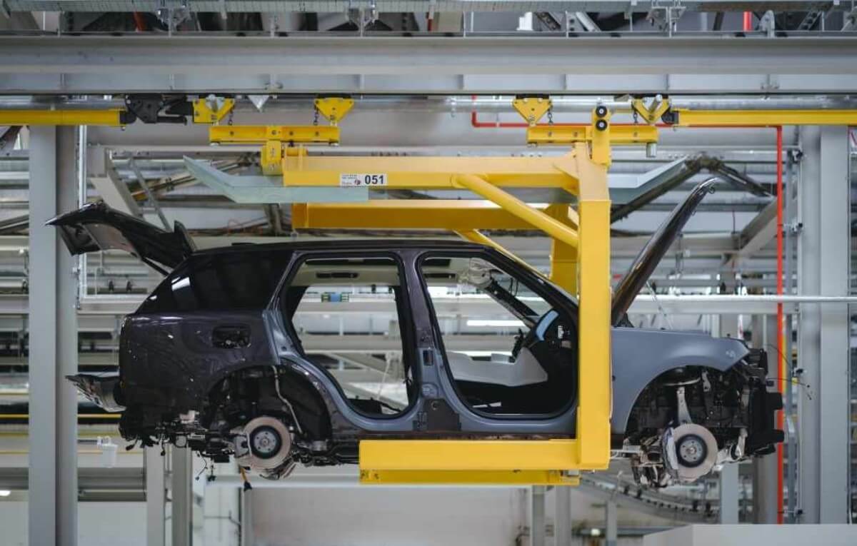 jaguar land rover anuncia una inversión de 17.000 millones de euros en electrificación y da los primeros detalles de sus próximos modelos