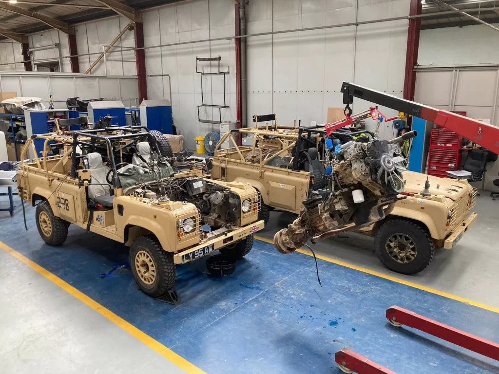 el ejército británico convertirá sus land rover defender en eléctricos