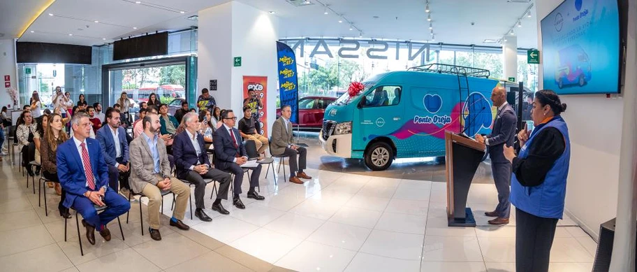 nissan mexicana dona una urvan 2023 especialmente adaptada como un consultorio auditivo móvil