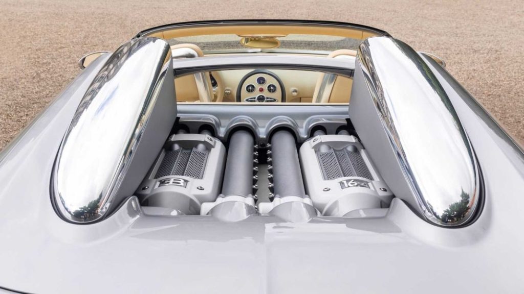 esta operación de mantenimiento del bugatti veyron cuesta más que un dacia sandero