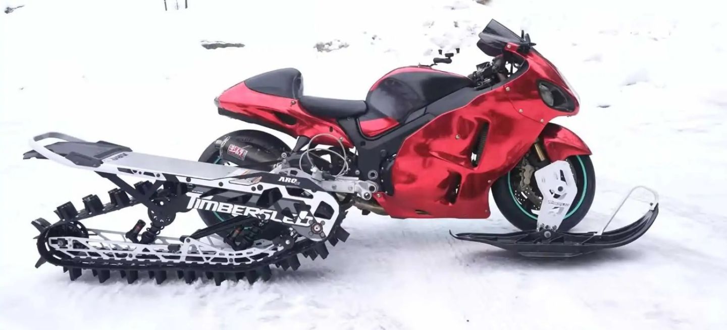 alguien se ha vuelto loco y ha convertido una suzuki hayabusa en moto de nieve, y es brutal