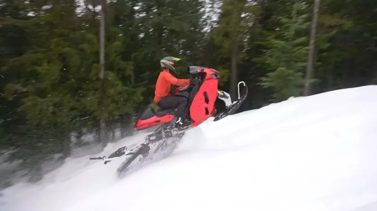 alguien se ha vuelto loco y ha convertido una suzuki hayabusa en moto de nieve, y es brutal