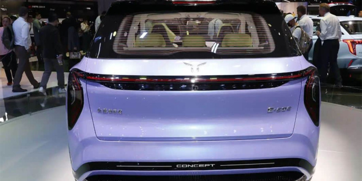 hongqi debuta en el auto shanghai 2023 con el sedán e001 y el suv-crossover e202, ambos con baterías intercambiables