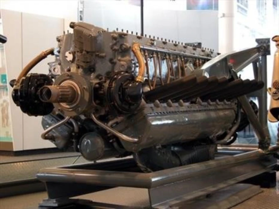 el hemi day se celebra hoy, 26 de abril, conmemora al enorme motor v8 de chrysler.