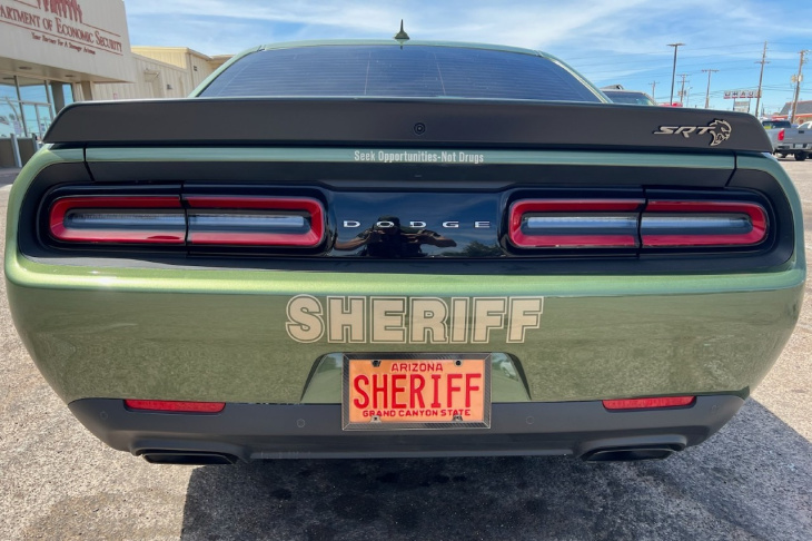 la oficina del sheriff de arizona compra un dodge challenger srt hellcat redeye para educar contra las drogas
