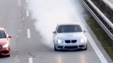 Descansa en paz BMW M3 E90: Reventón en vivo en plena autopista