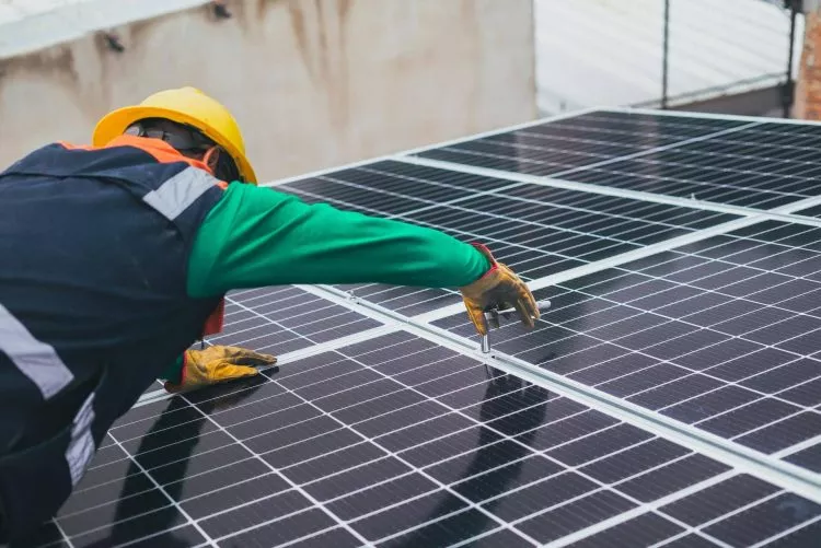 la solución para reciclar los paneles solares podría no ser otra que el microondas