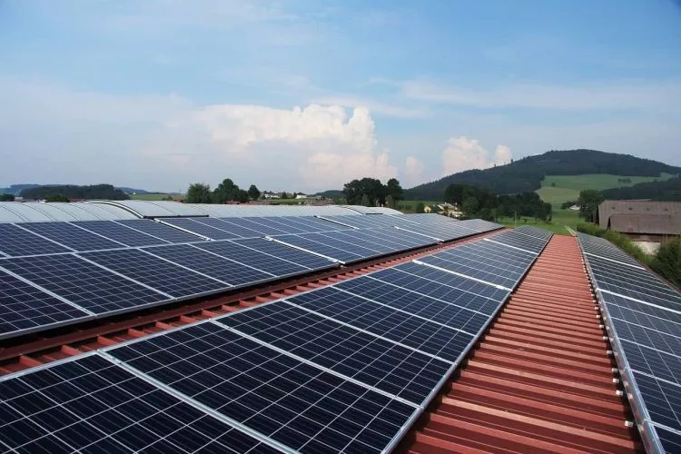 la solución para reciclar los paneles solares podría no ser otra que el microondas