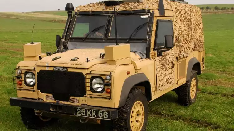 así es cómo se están convirtiendo en eléctricos los viejos land rover defender diésel del ejército británico