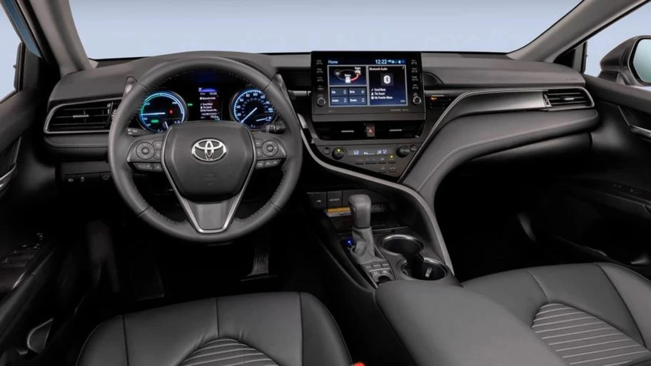 Toyota Camry HEV 2023, suma más versiones para enfrentar al Honda Accord híbrido