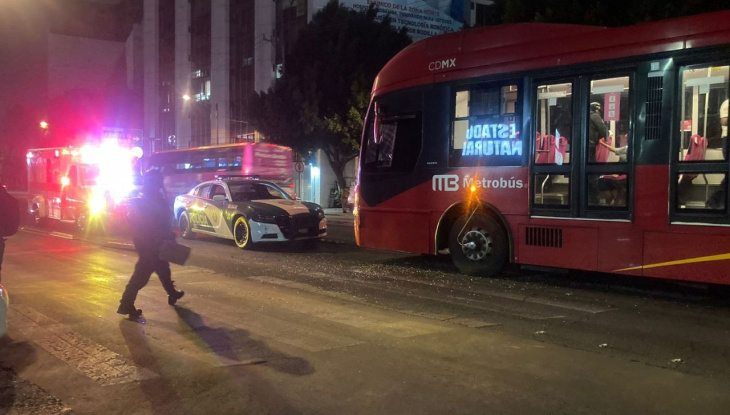 choque de metrobús con auto en gam deja tres heridos