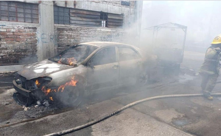 conductor con camioneta cargada de huachicol vuelca y provoca mega incendio en michoacán