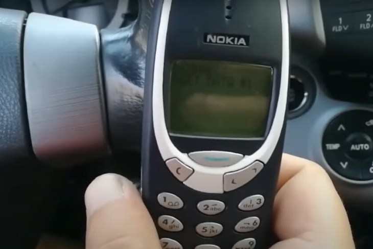 Parece un Nokia 3310, pero no lo es. Y permite robar un coche en pocos segundos