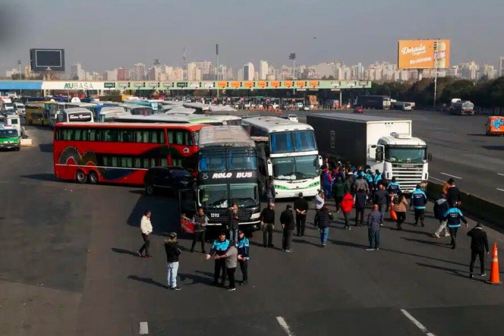 transportistas de micros turísticos levantaron corte en autopista buenos aires-la plata