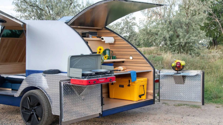 esta coqueta mini caravana funciona como una 'power bank' para cualquier coche eléctrico