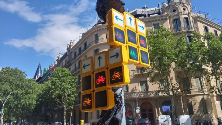 Un semáforo con 16 pantallas desata el caos en Barcelona