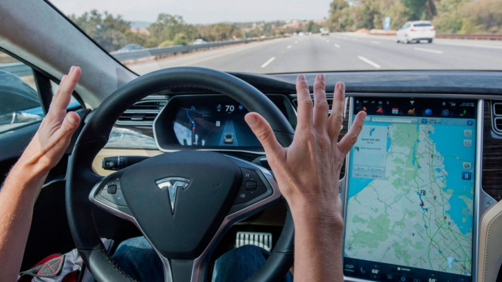 Las contradicciones de Elon Musk sobre la inteligencia artificial en los Tesla