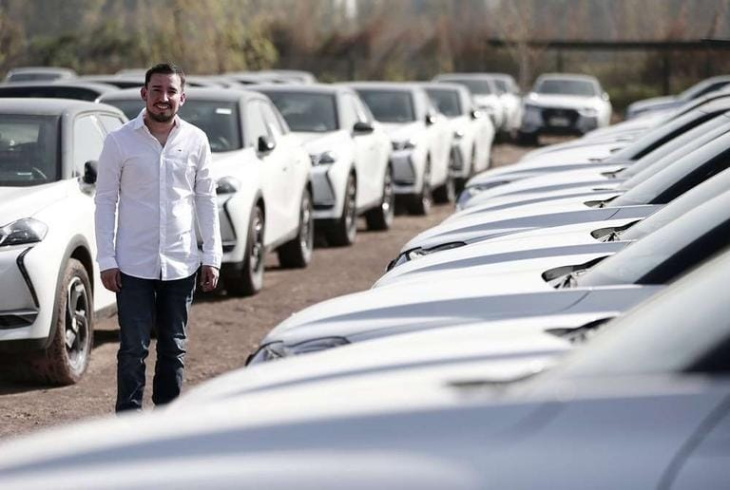 un emprendedor compró 120 vehículos eléctricos y los vende en su patio - portal movilidad: noticias sobre vehículos eléctricos