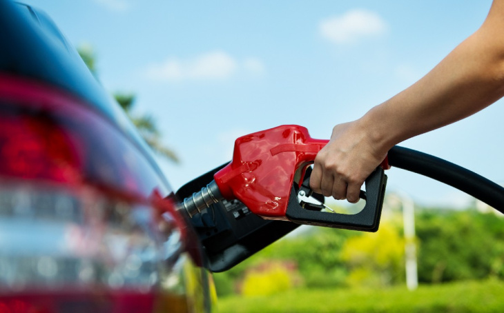 gasolina premium baja hasta 13.27 pesos por litro en méxico; magna en menos de $17
