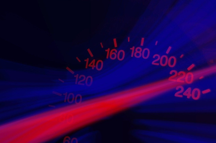descubre por qué la velocidad real de tu coche es inferior a lo que marca el velocímetro