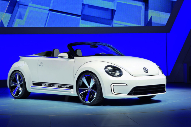 Vuelve el Volkswagen Beetle 'convertido' en coche eléctrico... aunque de momento solo en Netflix
