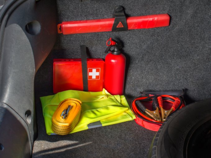 lo que debes llevar en tu coche para una emergencia