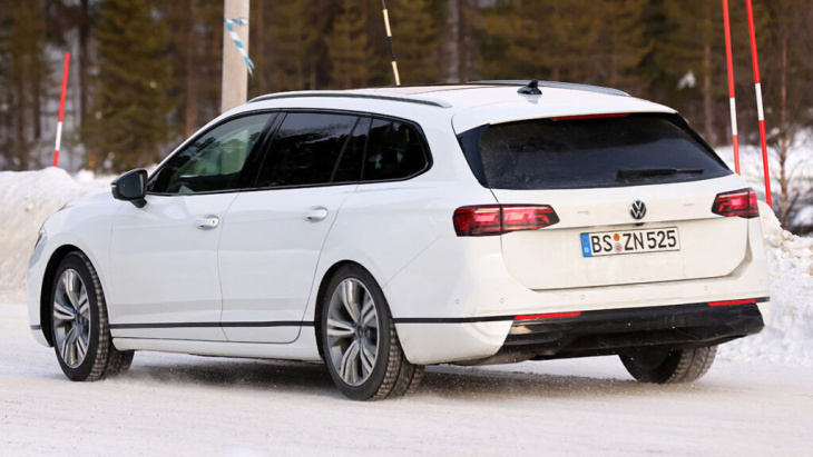 Fotos espía del Volkswagen Passat Variant 2024: cambia por dentro