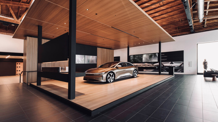 Aston Martin recurre a Lucid Motors para dar el salto al coche eléctrico, mientras mantiene a Mercedes-Benz como aliado