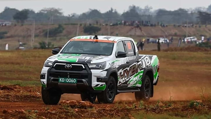 el primer prototipo de la toyota hilux hybrid debutó en el rally de kenya